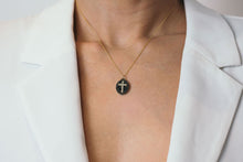 Load image into Gallery viewer, Medium Oval Signet Necklace